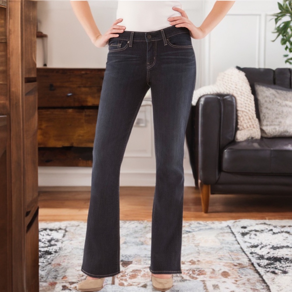 Levi’s Strauss Signature Modern Boot Cut jeans in size 4